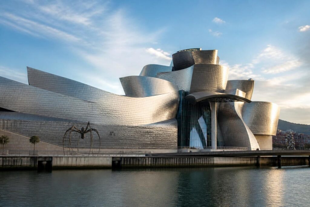 découvrez comment le designer frank gehry transforme l'architecture contemporaine avec ses formes innovantes et audacieuses, redéfinissant les espaces et les structures.